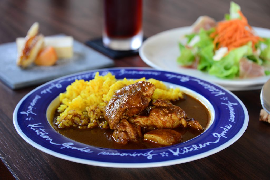 We have a delicious Western-style curry which is loved by our regular customers!