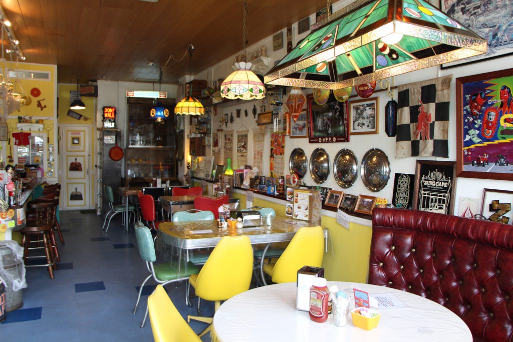 An authentic American diner that looks like an antique toy box  ZUMI CAFÉ (Aragusuku, Ginowan City)