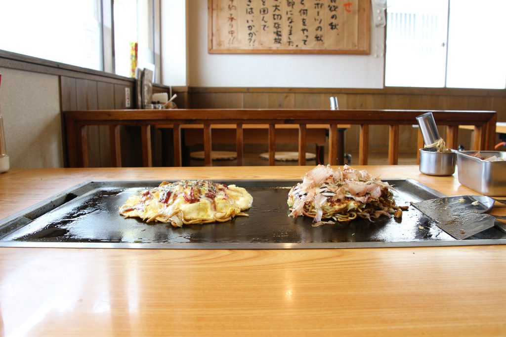 A popular okonomiyaki shop in Okinawa, run by an Osakan owner. Umanosuke Maehara (Maehara, Ginowan City)