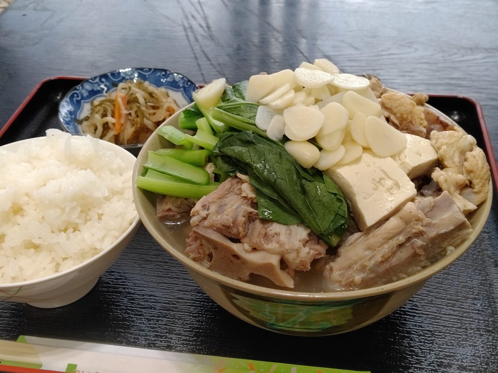 Super size dishes! We offer about 40 different Japanese, Western, and Ryukyu dishes! Uchina-Gohan-ya. Eito Shoku-do- Okinawan Dining. (Oyama, Ginowan City)