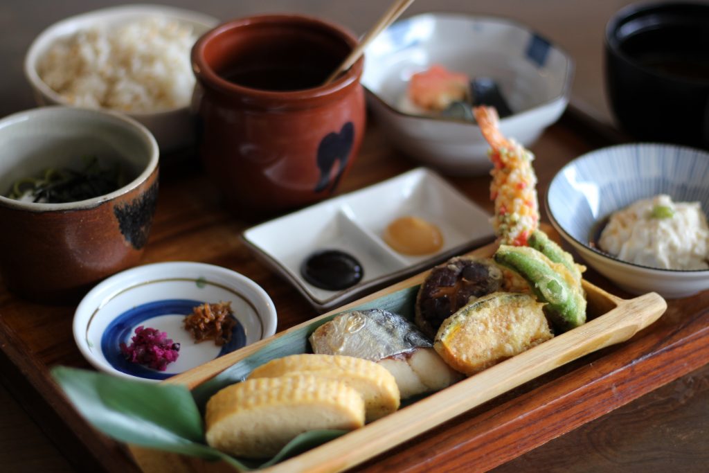 본격 일본 음식을 부담 없이 카페 공간에서  mati-cafe（기노완 시 우치도마리）