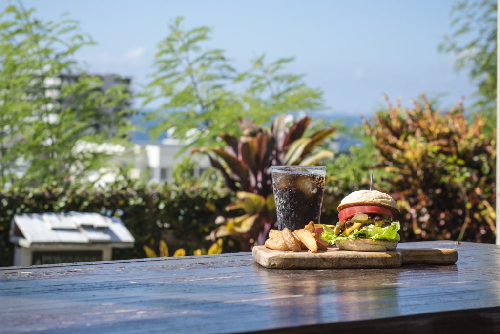 Enjoy a huge hamburger and coffee with the Okinawa breeze on your face  Bricoleur (Mashiki, Ginowan City)