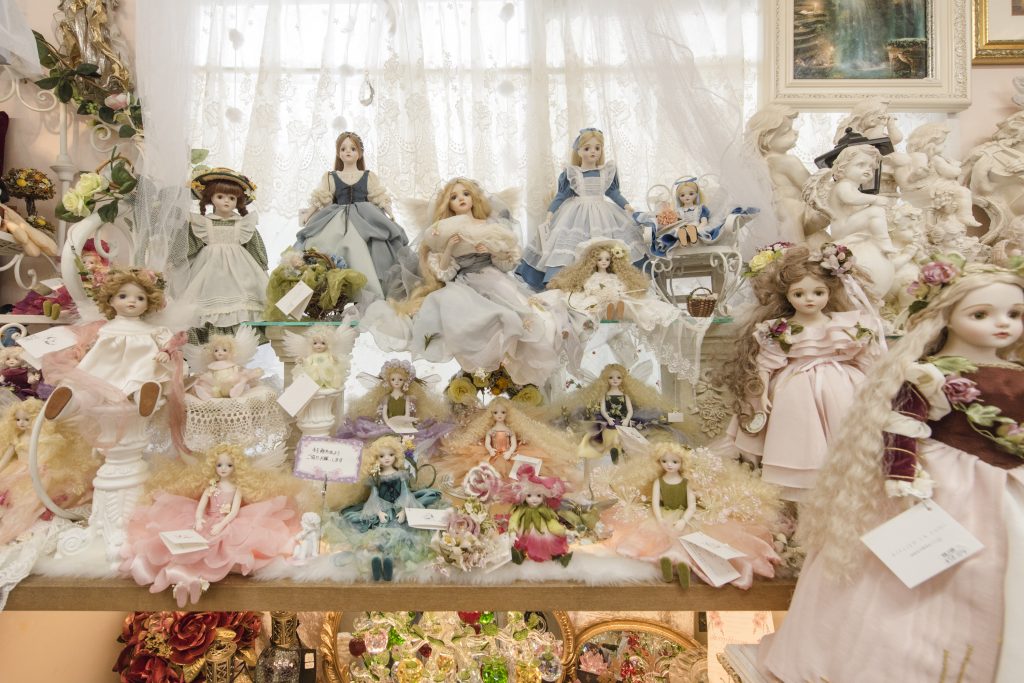Collection of dolls, angels, accessories, and other items that make you feel happy Comfort (Isa, Ginowan City)