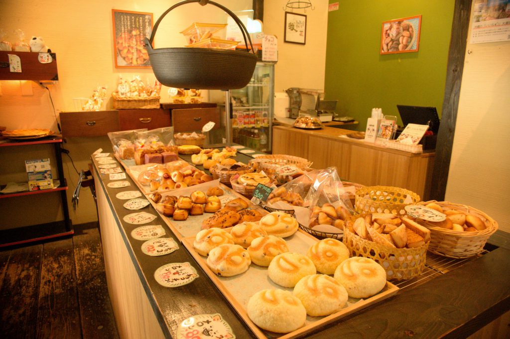 Bakery selling unique mini pastries Chanoma no Pandokoro (Samashita, Ginowan City)